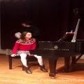 عکس مینا نوۀ بزرگم دختر نسیم پیانو مینوازد