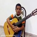 عکس اجرای موسیقی «تایتانیک» توسط پسربچه گیتار نواز