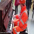 عکس مهارت اجرای پیانو توسط یک کارگر که همه را شگفت زده کرد