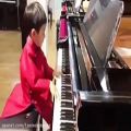 عکس کودک خردسال نوازنده ی پیانو
