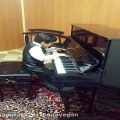 عکس اجرای پیانو کلاسیک از یک پیانیست کوچک