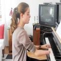 عکس نوازندگی پیانو بدون انگشتان دست توسط دختر خارجی هنرمند !