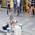 عکس نوازندگی زیبای درامز روی سطل رنگ در خیابان : ببینید!!!
