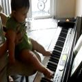 عکس پیانو برای همه - کودک 2 ساله