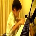 عکس پیانو زدن کودک 4 ساله با کیبورد
