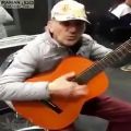 عکس مرد ایرانی که صدای آهنگ خوب بد زشت را تنها فقط بایک گیتار تقلید میکند