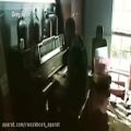 عکس نواختن مرد پیانیست در خانه سیل زده اش در آمریکا