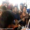 عکس مجید خراطها در بیرون سالن اریکه - گیتار زدن