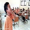 عکس رپ خوانی پسر اندونزیایی در کلاس درس