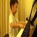 عکس پیانو زدن بچه چهار ساله