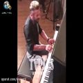 عکس پیانو زدن و انگلیسی خواندن امین حیایی مقابل دوربین