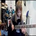 عکس نوازندگی گیتار الکتریک دختر 8 ساله