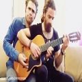 عکس دو جوون ایرانی هنرمند با یه گیتار خیلی قشنگ اجرا می کنند. بچه های گروه زرد یواش