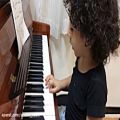 عکس سلفژ کردن و پیانو نوازی آراد رادین ۴ ساله
