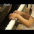 عکس تکنوازی پیانوی الحان در 7 سالگی