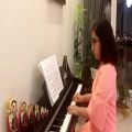 عکس نوازندگی پیانو نوجوان 10 ساله.