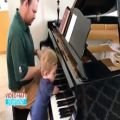 عکس مهارت کم نظیر کودک معلول در نواختن پیانو