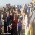 عکس اجرای وحید خسروی در میان بچه های مناطق زلزله زده