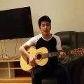 عکس گیتار زدن یک جوان افغانستانی