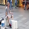 عکس درام نوازی یک هنرمند با سطل پلاستیکی در خیابان