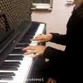 عکس نوازندگی پیانو- هنرجوی آموزشگاه موسیقی آذرنگ