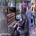 عکس نواختن شگفت انگیز پیانو توسط یک بی خانمان