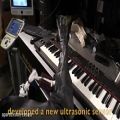 عکس موزیسینی که با دست رباتیکSkywalker دوباره پیانو مینوازد