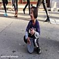 عکس تمبک زدن زیبا و حیرت انگیز دختر بچه در خیابان