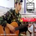 عکس سرباز هنرمند گیتار مینوازد