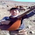 عکس نواختن ساز قوپوز و خواندن توسط کودک چوپان آذربایجانی