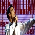 عکس اجرای زنده آهنگ زیبای فرانک سیناترا فقید توسط رابی ویلیامز