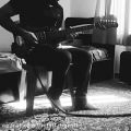 عکس میلاد براتی نوازندگی گیتار الکتریگ