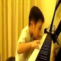 عکس پیانو زدن پسر 4 ساله