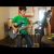 عکس نواختن گیتار الکتریک توسط کودک 10 ساله-1 (نیما کاویانی)