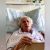عکس آواز خواندن امین‌الله رشیدی ۹۷ ساله در بستر بیماری