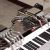 عکس نواختن ماهرانه پیانو توسط ربات